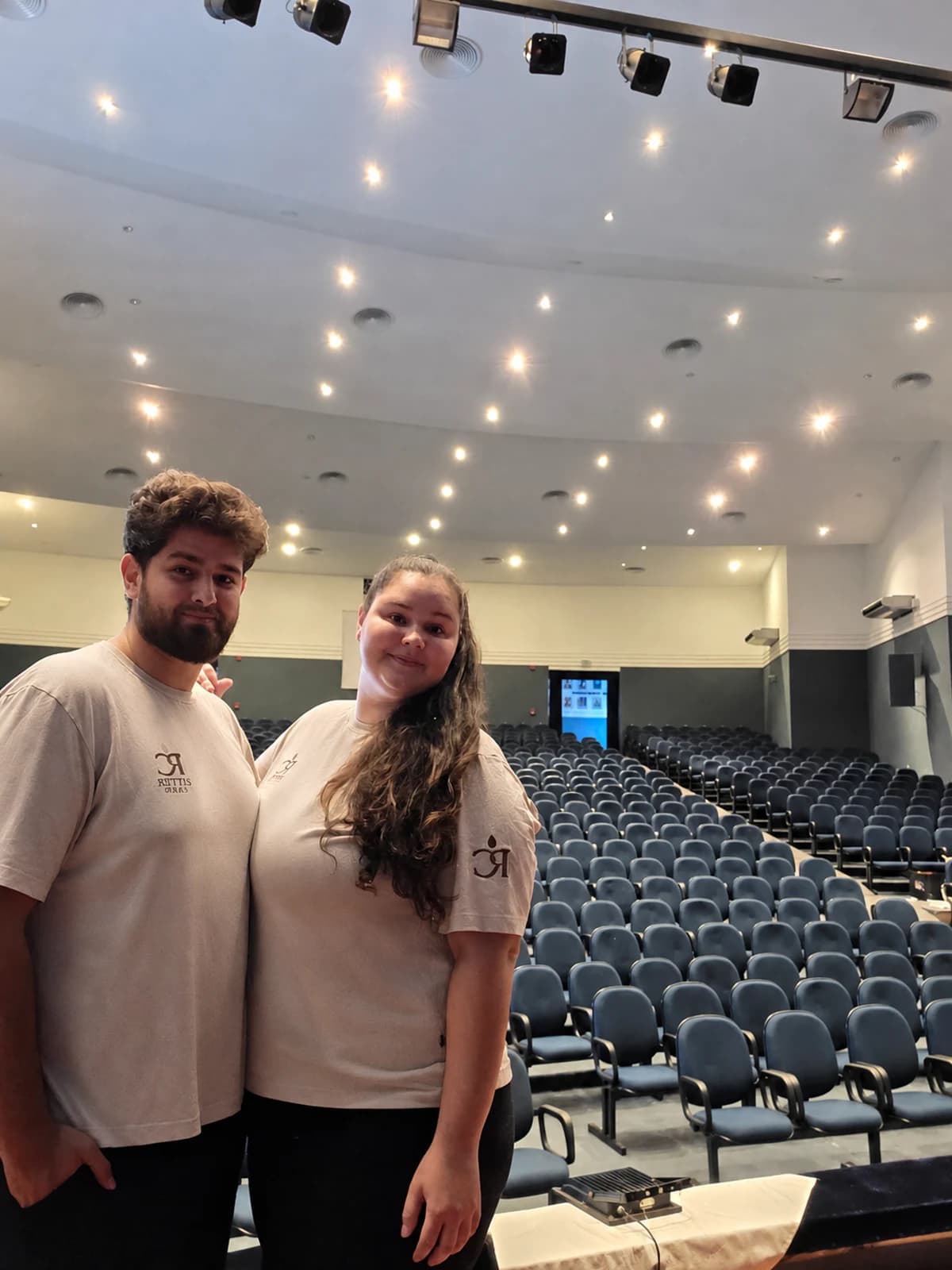 Felipe Ritter e sua esposa em serviço realizado no auditório da URI